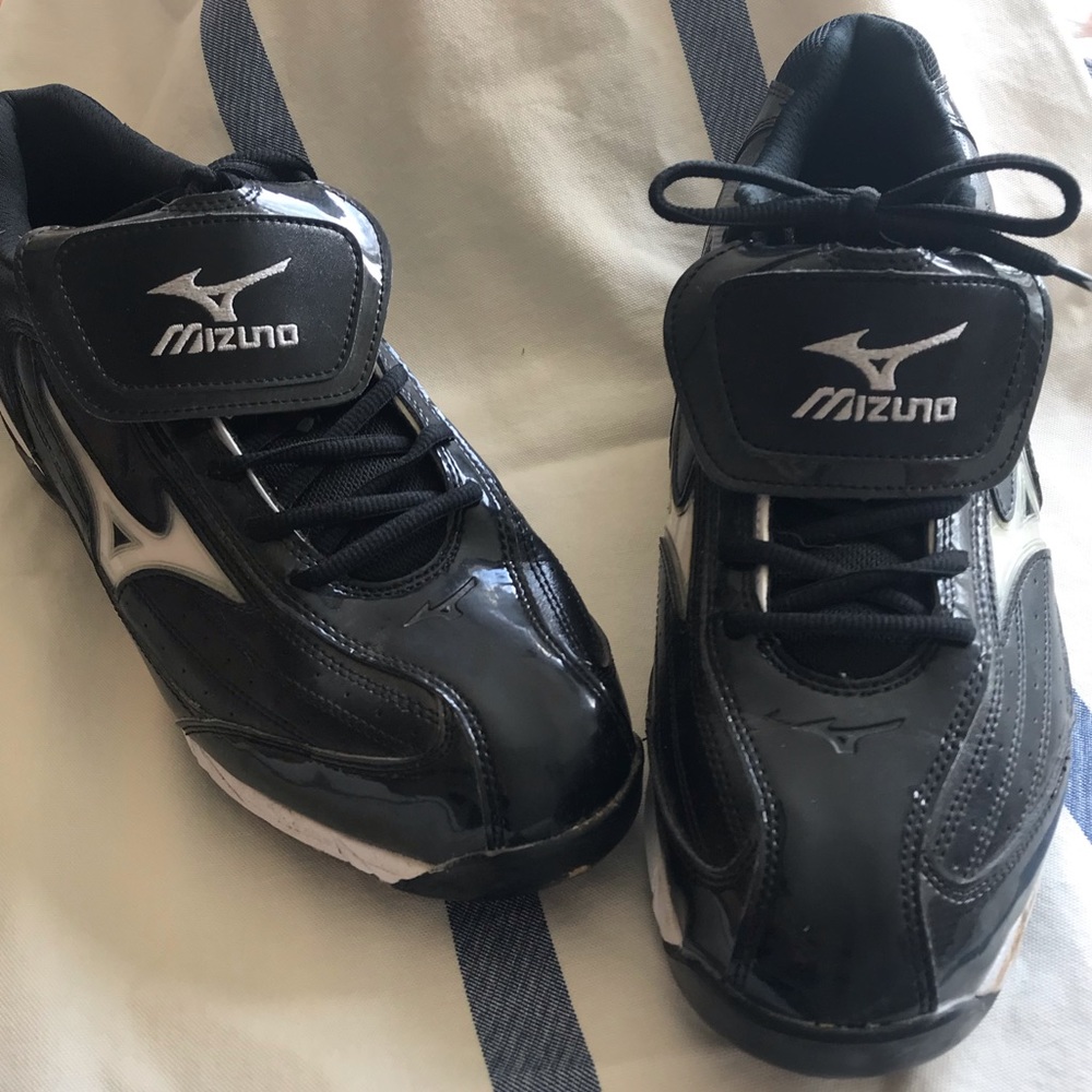 Mizuno Men’s baseball cleats.